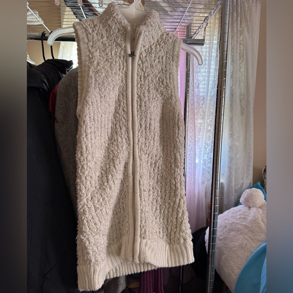 Fuzzy white vest small/medium